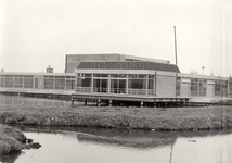 840923 Gezicht op de buitengevel van de Vijverzaal van het nieuwe dorpshuis (Schoollaan 8) te Harmelen.